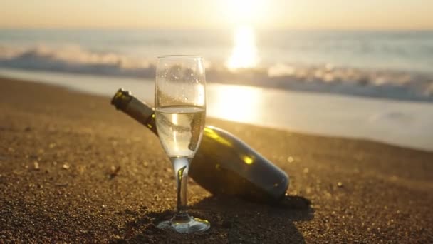 Een Fles Champagne Ligt Het Zand Bij Zee Ernaast Staat — Stockvideo