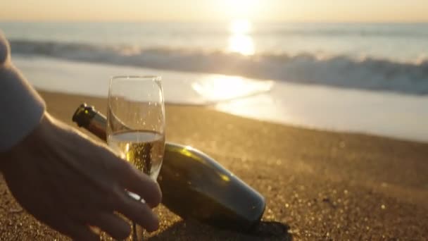 Východ Slunce Nad Mořem Sklenici Šampaňského Písku Mladá Žena Zvedne — Stock video