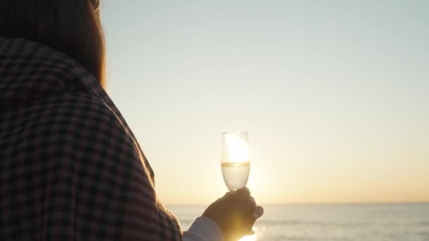 Tânără Înfășurată Într Pătură Întâlnește Răsăritul Soarelui Mare Pahar Șampanie — Videoclip de stoc