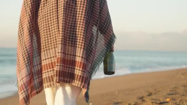 All Alba Una Giovane Donna Cammina Lungo Spiaggia Con Una — Video Stock