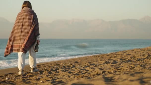 Тлі Гір Світанку Самотня Молода Жінка Гуляє Уздовж Морського Пляжу — стокове відео