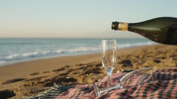 Jag Häller Champagne Ett Glas Stranden Vid Havet Filt Mot — Stockvideo