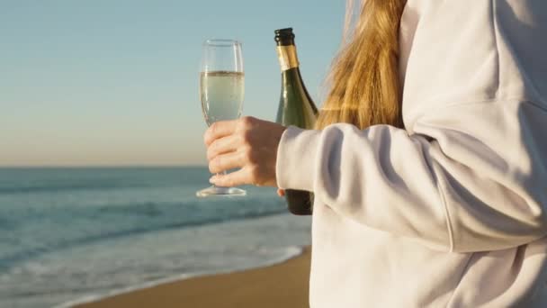 Eine Junge Frau Bei Sonnenaufgang Meer Hält Ein Glas Und — Stockvideo