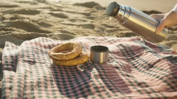 Śniadanie Wschodzie Słońca Plaży Morskiej Nalewam Gorącej Herbaty Termosu Bagietki — Wideo stockowe