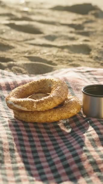 Breakfast Sunrise Sea Beach Pour Hot Tea Thermos Bagels Lie — Stock Video