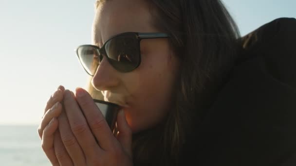 Portret Młodej Kobiety Okularach Przeciwsłonecznych Ciepło Ubranej Chłodny Poranek Nad — Wideo stockowe