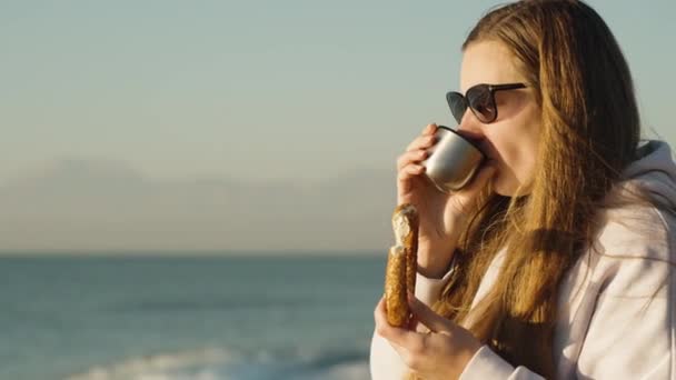 Słoneczny Chłodny Poranek Świcie Młoda Kobieta Okularach Przeciwsłonecznych Pije Gorącą — Wideo stockowe