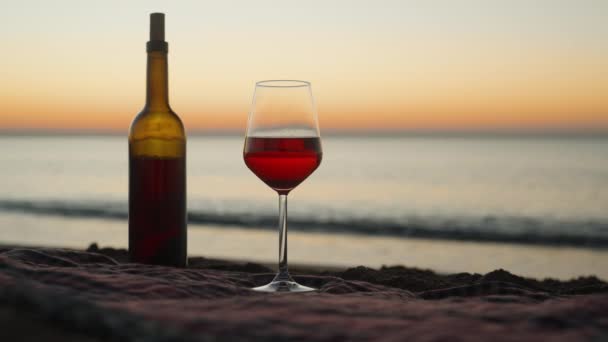 Encontramos Nascer Sol Romanticamente Praia Com Copo Vinho Xadrez — Vídeo de Stock