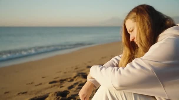 외로운 여자가 해변에 그녀의 모양의 사탕을 — 비디오