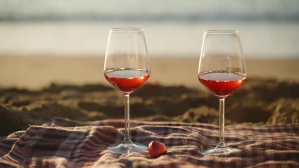 Kalp Şeklinde Iki Bardak Şarap Tatlı Ekoseli Deniz Kıyısında Romantik — Stok video
