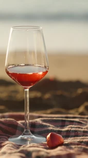 Kalp Şeklinde Iki Bardak Şarap Tatlı Ekoseli Deniz Kıyısında Romantik — Stok video
