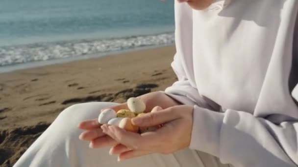 해돋이에 해변에 그녀의 화려한 초콜릿 달걀을 — 비디오