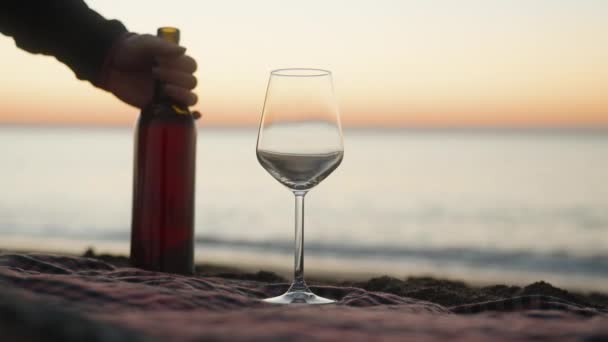Een Date Bij Zonsopgang Aan Zee Jonge Vrouw Giet Wijn — Stockvideo
