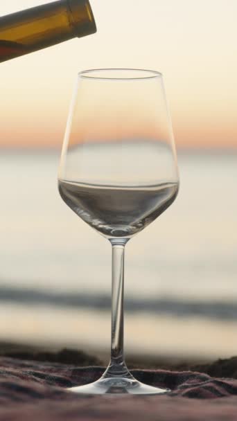 Deniz Kenarında Sunrise Bir Randevu Kız Bir Battaniyeye Şarap Dolduruyor — Stok video