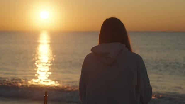 Ensam Ung Kvinna Möter Soluppgången Havet Med Flaska Vin — Stockvideo