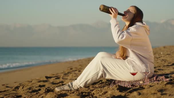 Dağların Denizin Arka Planında Yalnız Genç Bir Kadın Şişeden Şarap — Stok video
