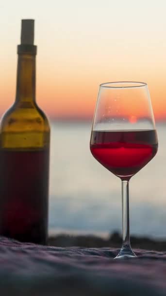 Deniz Kıyısında Gün Doğumu Bir Bardak Bir Şişe Şarap Güneşin — Stok video