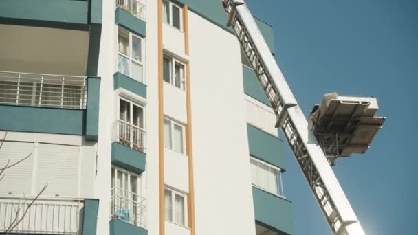 Yüksek Bir Binanın Üst Katına Itfaiye Kamyonu Gibi Otomatik Bir — Stok video