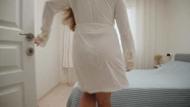 Gecelikli Genç Bir Kadın Yatak Odasına Girer Yatağa Uzanıp Kapıyı — Stok video
