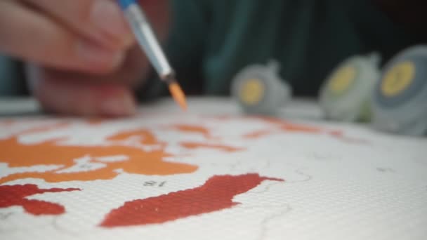 Eine Nahaufnahme Eines Mädchens Zeichnet Mit Pinsel Und Farbe Ein — Stockvideo