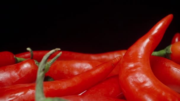 Rote Paprika Auf Dem Tisch Auf Schwarzem Hintergrund Dolly Slider — Stockvideo