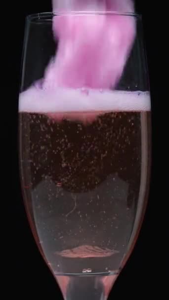 Ich Lege Rosa Zuckerwatte Ein Glas Champagner Auf Schwarzem Hintergrund — Stockvideo