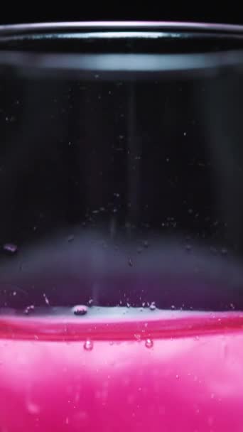 Hodím Růžové Cukrovou Vatu Sklenice Šampaňského Zbarví Růžovou Bublinkami Zblízka — Stock video