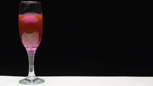 Champagne Dans Verre Est Devenu Rose Bouillonnant Jette Des Barbe — Video