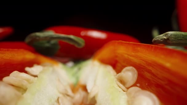 Monte Red Chili Peppers Câmera Desliza Sobre Pimenta Fatiada Sementes — Vídeo de Stock