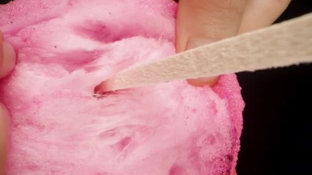 Розовая Сладкая Сахарная Вата Палочке Разрывается Части Руками Экстремальный Крупный — стоковое видео