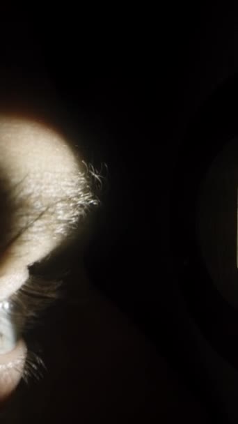 Bir Adam Kapı Kilidini Dikizliyor Işık Deliğinden Gelen Işınlar Gözlerini — Stok video