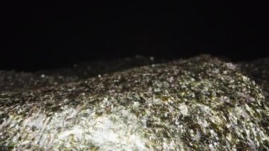Sushi için Nori 'den ince yapraklar, siyah arka planda rotasyon, yakın plan. Dolly kaydırıcı aşırı yakın çekim.