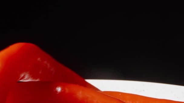 红辣椒旋转特写 落在盘子上 慢动作多莉滑翔机极端特写 — 图库视频影像