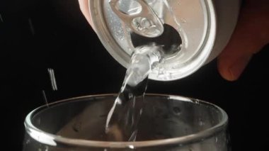 Ben alüminyum kutudan soda dökerken sahne yavaşça dönüyor..