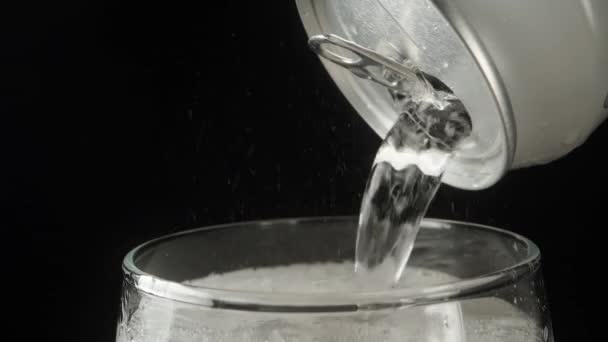 Versare Bicchiere Pieno Soda Primo Piano Bianco Business Uno Sfondo — Video Stock