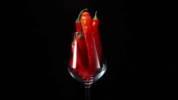 Red Chili Papričky Sklenici Víno Rotace Černém Pozadí Koncept — Stock video