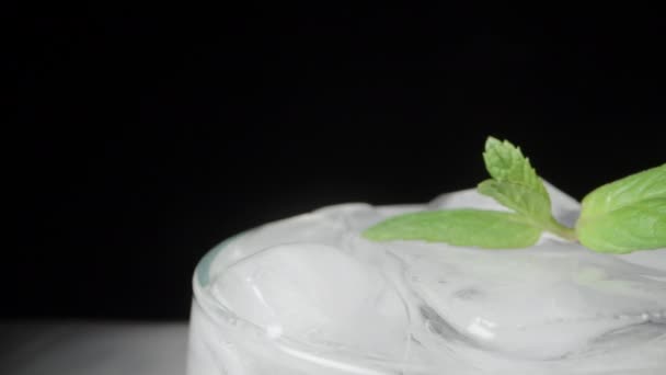 Nane Yaprakları Bir Bardak Sodanın Içinde Buz Küplerinin Üzerinde Uzanıyor — Stok video
