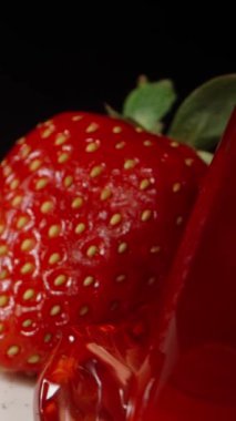 Beyaz bir tabakta çilek ve limon reçeli. Limon ve çilek dilimleri. Dolly Slider aşırı yakın çekim. Dikey video Sosyal Ortamı