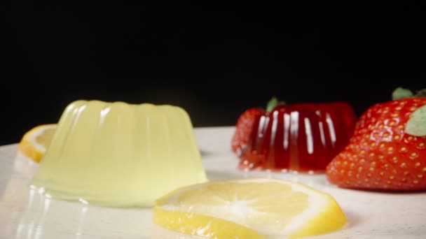 Strawberry Lemon Jelly White Plate Slices Lemon Strawberry Dolly Slider — Stock Video