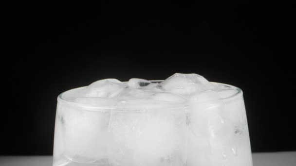ソーダのグラスで 私は氷を投げ その後 黒い背景にミントの葉を投げる — ストック動画