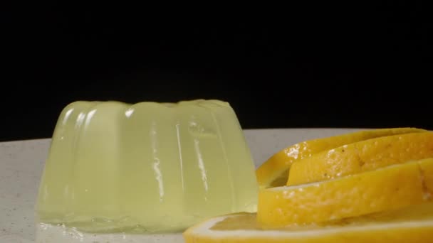 Limoni Gelatina Gialla Piatto Colpiti Con Cucchiaio Scuote Schizza Volare — Video Stock