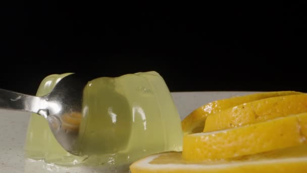 Divido Gelatina Limone Metà Con Cucchiaio Primo Piano Sfondo Nero — Video Stock