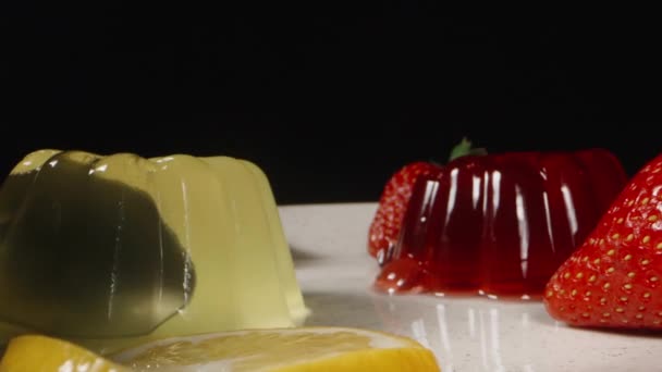 Gelatina Limón Fresa Plato Con Fruta Comemos Junto Con Cucharas — Vídeos de Stock