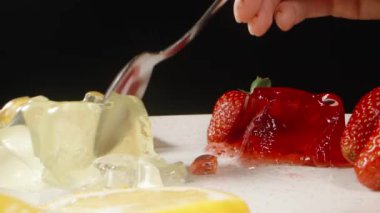 Tabakta limon ve çilek. Sonuna kadar çabucak jöle yiyoruz. Yakın plan.