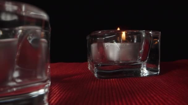 Zapaluji Červené Svíčky Skleněných Svícnech Dolly Slider Extrémní Close Uvnitř — Stock video