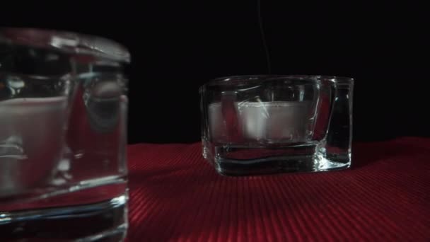 Вибухаю Червоні Свічки Скляних Свічках Свою Чергу Дим Доллі Повзунок — стокове відео