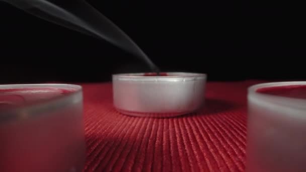 Zdmuchuję Czerwone Świece Jeden Drugim Patrzę Dym Nich Dolly Suwak — Wideo stockowe