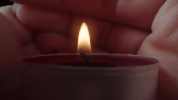 Νεαρή Γυναίκα Ζεσταίνει Χέρια Της Κρατώντας Ένα Κόκκινο Κερί Στις — Αρχείο Βίντεο