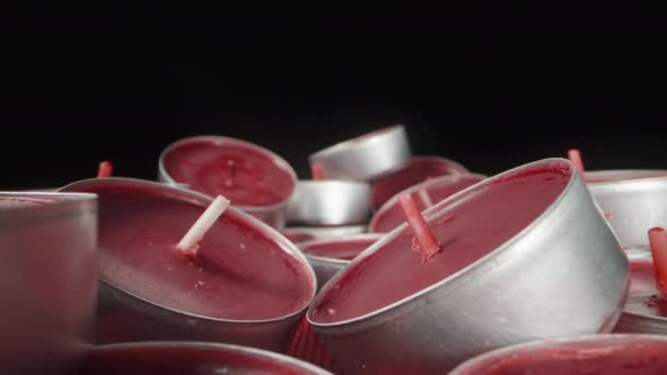Pequeñas Redondas Velas Rojas Esparcidas Sobre Mesa Dolly Slider Extrema — Vídeo de stock