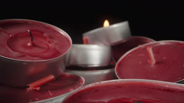 Enciendo Pequeñas Velas Rojas Redondas Esparcidas Sobre Mesa Primer Plano — Vídeo de stock